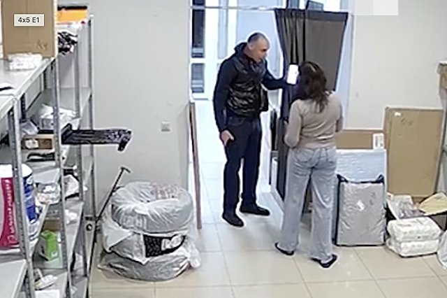 В Екатеринбурге неизвестный довел сотрудницу Ozon до слез из-за патчей для глаз