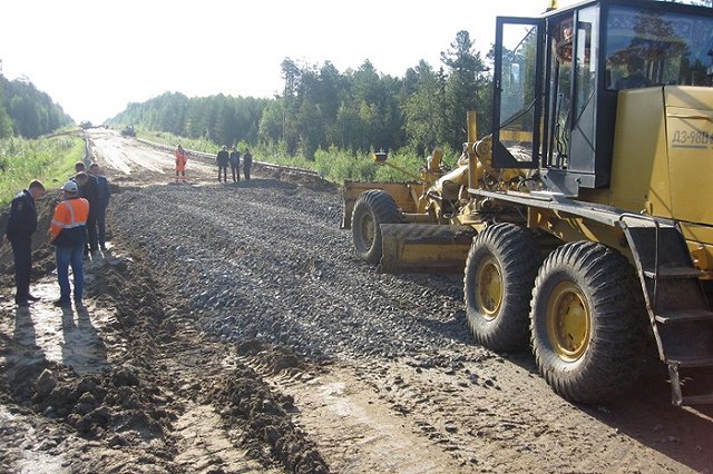 Нескольким водителям, застрявшим из-за промоины, потребовалась помощь медиков