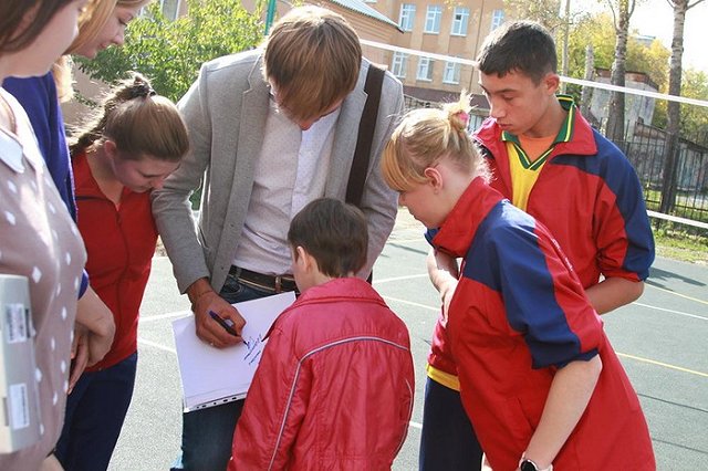 Антон Шипулин открыл спортплощадку в екатеринбургской школе-интернате