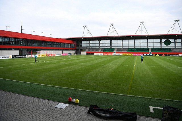 Семь футболистов в Германии отчислены из клуба за фото с нацистским приветствием