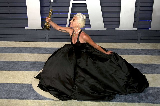 Найдено решение проблемы расположения рук на фото