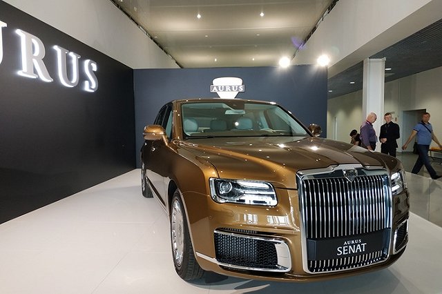 Кремль разъяснил историю с бросившейся под кортеж Путина девушкой