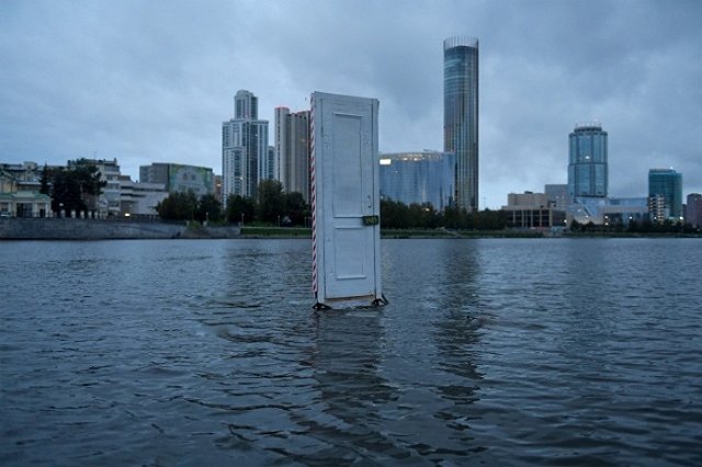 Над Городским прудом повисла деревянная дверь