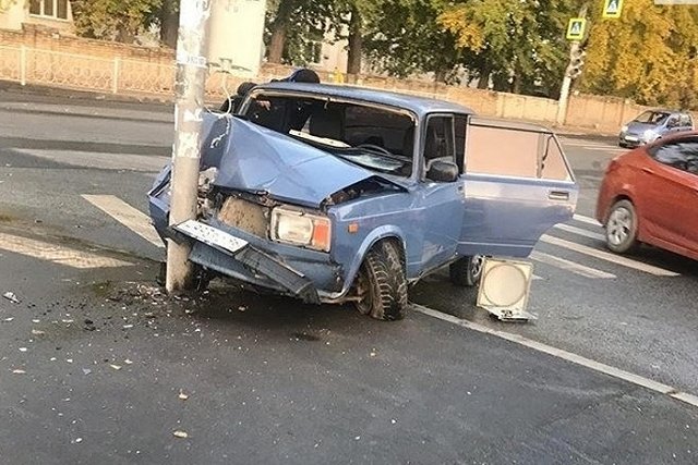 В Екатеринбурге «семёрка» влетела в светофор