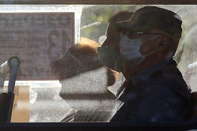 Кондуктор автобуса в Екатеринбурге в антисанитарных условиях «сваяла» маску для ребенка