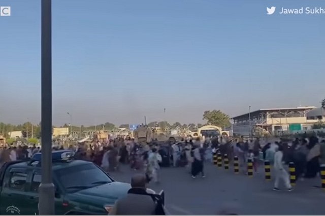 Сотни британцев предложили разместить у себя дома афганских беженцев