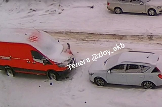 На Широкой Речке неизвестные бросают с балкона гантели и банки на машины и людей