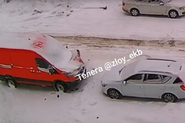 На Широкой Речке неизвестные бросают с балкона гантели и банки на машины и людей