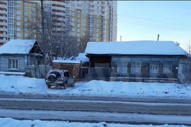 В Екатеринбурге продают старый деревянный домик по цене элитной квартиры в Москве