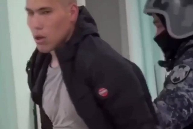 В Челябинске задержали мужчину, проникнувшего в школу с криками «Хочу учиться!»