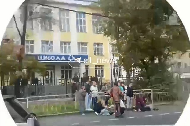 Машина такси сбила женщину с ребёнком во Втузгородке возле школы