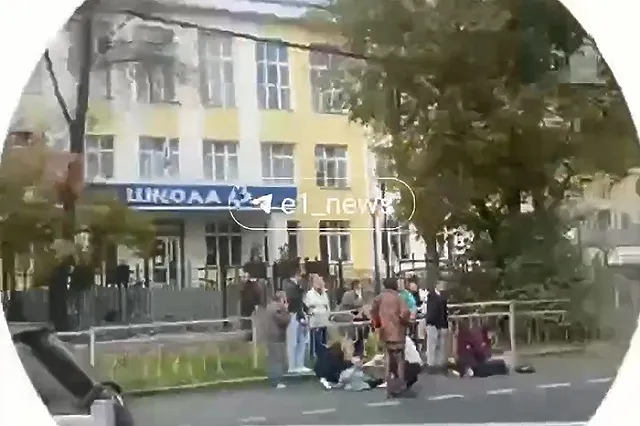 Машина такси сбила женщину с ребёнком во Втузгородке возле школы