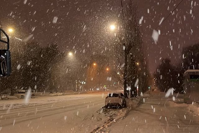 Свердловскую область засыпает снегом