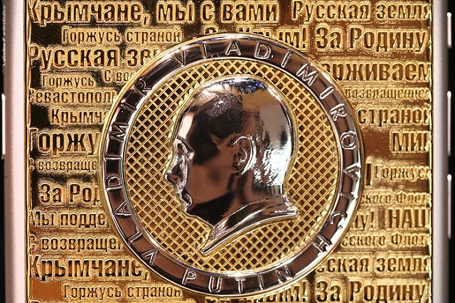 Задавшему Путину вопрос о коррупции школьнику подарят золотой телефон с Путиным