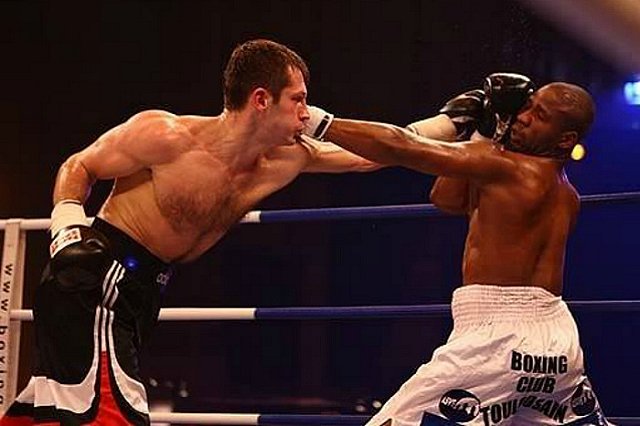 Боксер Игорь Михалкин защитил титул чемпиона мира по версии IBO