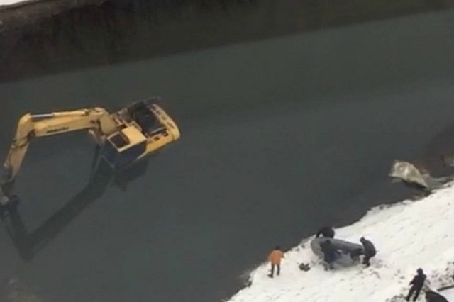 Тонущий экскаватор в центре Екатеринбурга: ВИДЕО