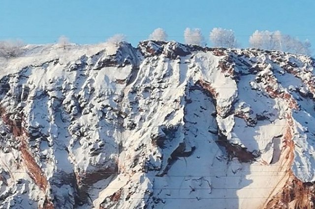 В Копейске спасли мужчину, повисшего на краю 70-метрового обрыва