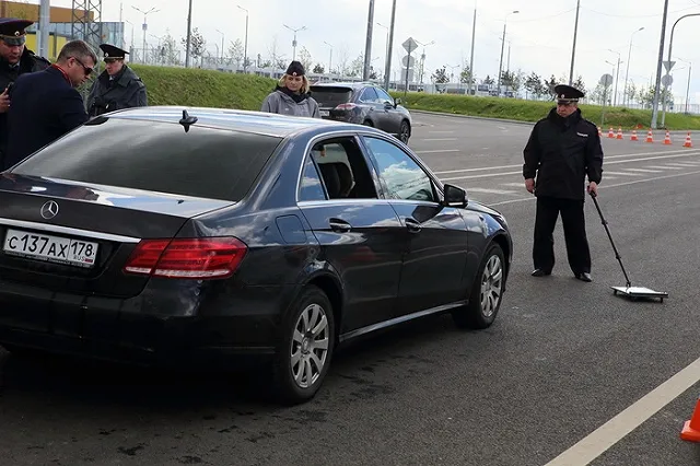 Растонировать автомобиль в Цыганском поселке прибыли 9 экипажей ДПС и ОМОН