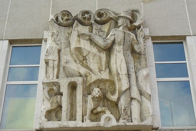 В Екатеринбурге начали ремонтировать фасад Цирка