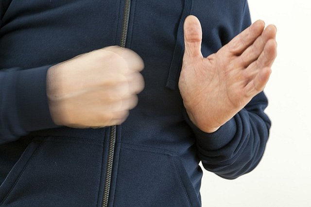 Екатеринбургская полиция разыскивает мужчину, ударившего девушку возле клуба