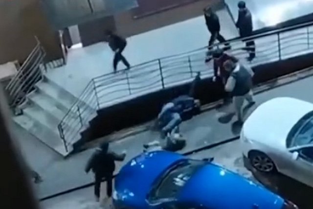 Молодые парни избили отца с маленьким ребёнком за замечание