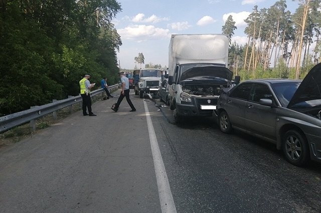 Отвлекшийся от дороги водитель самосвала устроил на ЕКАД аварию с тремя пострадавшими