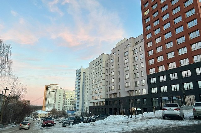 Строители начали «отъедать» парковки у жителей Уктуса