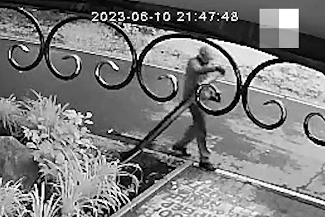 Екатеринбуржцы утащили с улицы рекламный баннер