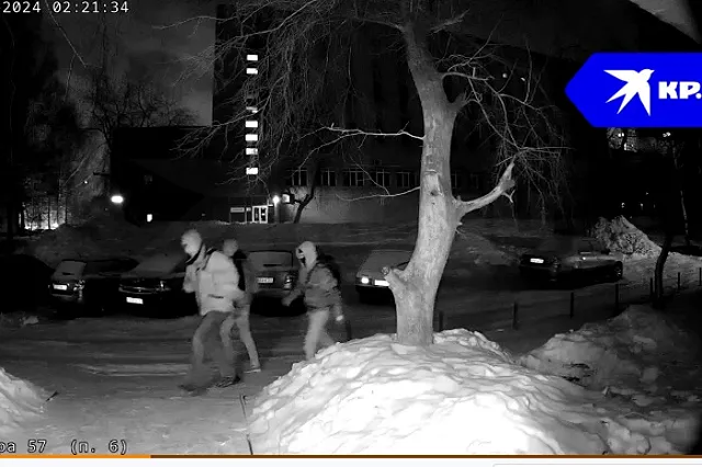 В Екатеринбурге задержали вандалов, исписавших подъезд свастикой