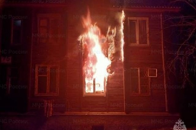 Женщина и мужчина погибли в Свердловской области при пожаре в жилом бараке