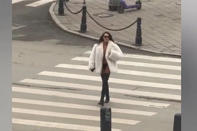 В центре Екатеринбурга засняли девушку в нижнем белье