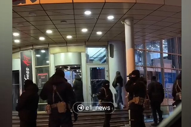 К торговому центру в центре Екатеринбурга съехались десятки силовиков