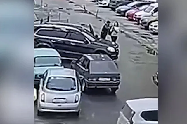 Появилось видео конфликта между водителем Mercedes и девушкой-курьером на Уралмаше