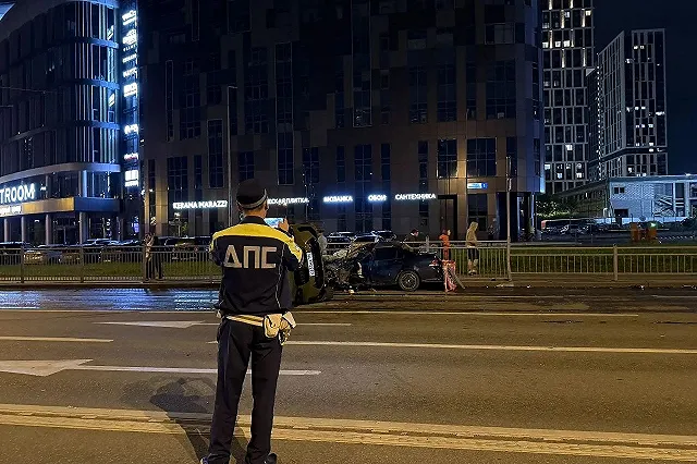 Авария, в которой BMW налетел на легковушку и забор, попала на видео