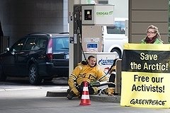 Активисты Гринписа приковали себя к бензоколонкам &quot;Газпрома&quot;