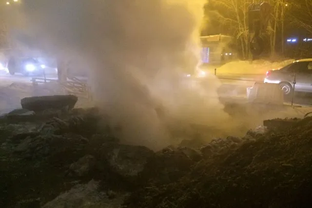 В Екатеринбурге прорвало теплотрассу на Юго-Западе