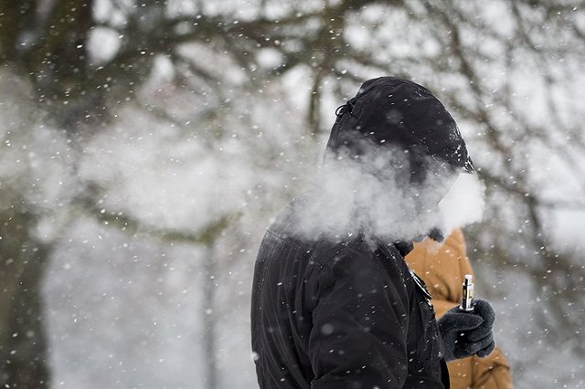 Чиновники решили приравнять электронные сигареты к обычным