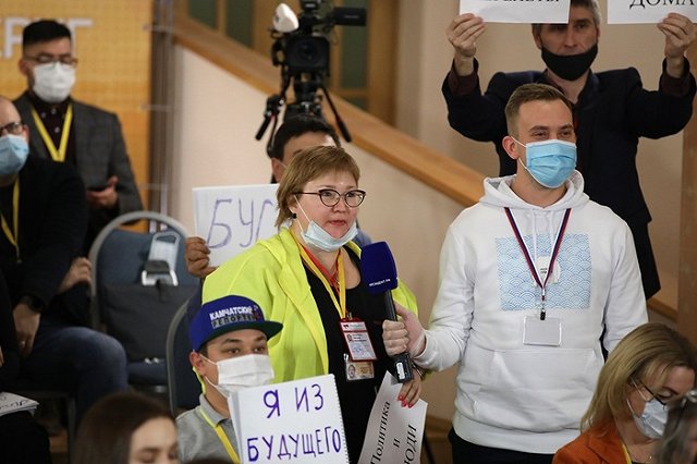 «Не допускать расползания инфекции». Кремль прокомментировал COVID-запрет на протесты