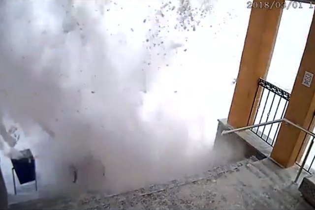 Семья девочки, травмированной в Балашихе снегом, приехала из Люксембурга за прививкой