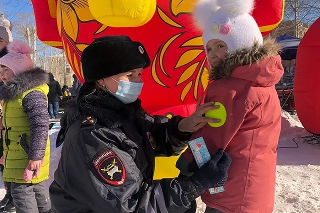 «А в сельской местности — жилет». ГИБДД просит екатеринбуржцев носить на одежде катафоты