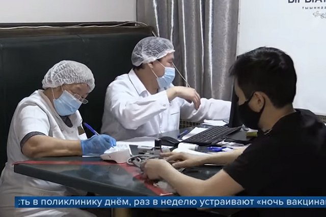 Минздрав при подъеме заболеваемости рекомендовал ревакцинацию от коронавируса раз в полгода