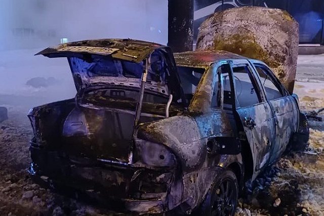 «Лада Приора» с двумя юношами «на борту» сгорела, врезавшись в столб на Уралмаше