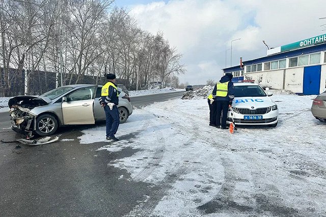 Женщина и ребенок пострадали в Екатеринбурге в ДТП на Сибирском тракте