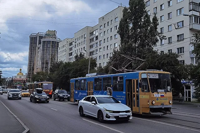 Ждем скорую: в центре Екатеринбурга встали трамваи