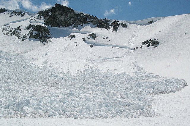 Туристы, пропавшие при сходе лавины на Камчатке, найдены мертвыми