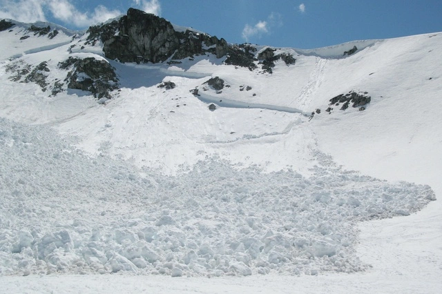 Туристы, пропавшие при сходе лавины на Камчатке, найдены мертвыми