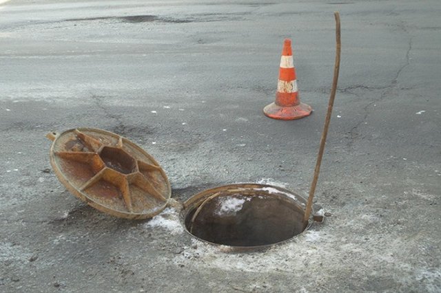 На улице Умельцев пятый раз за сезон прорвало трубу