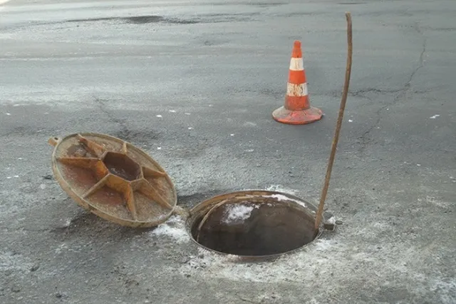 На улице Умельцев пятый раз за сезон прорвало трубу