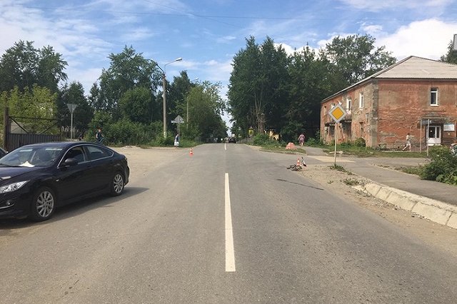Семилетние мальчик с девочкой попали под машины в Свердловской области