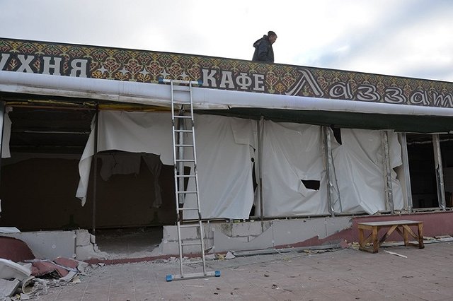 На проспекте Космонавтов сносят незаконно размещенное кафе